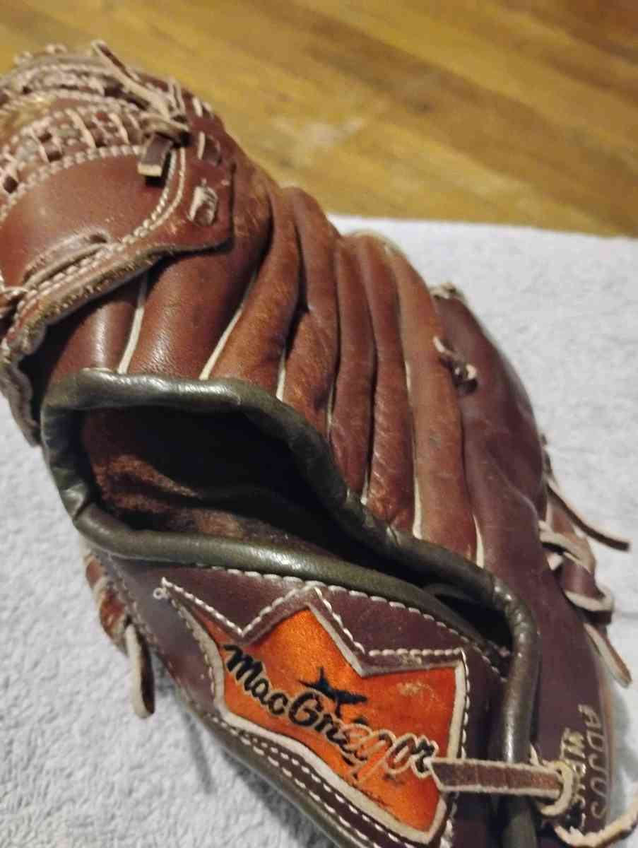 Mac Gregor right hand glove mvp