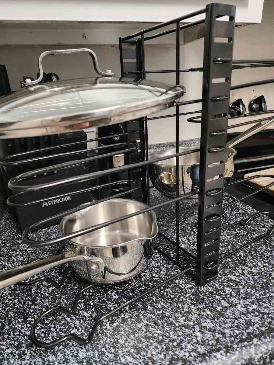 Adjustable pot and lid holder