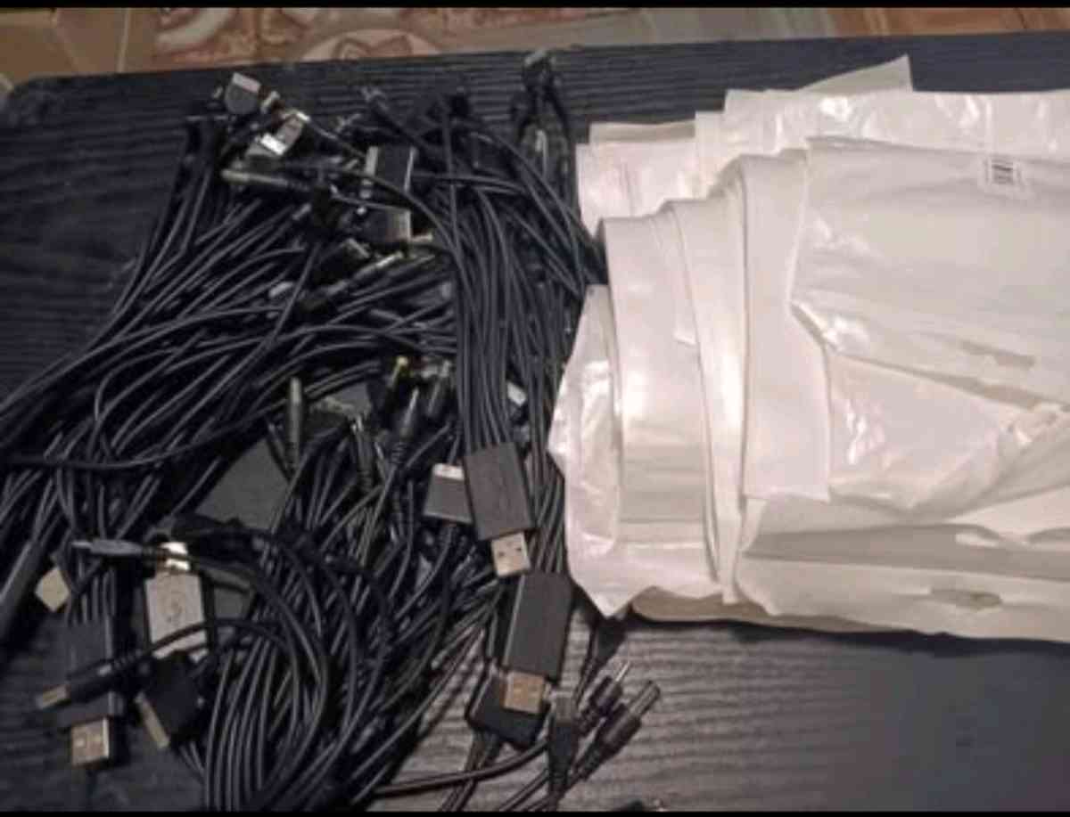 MULTIPLE CHARGING CABLES