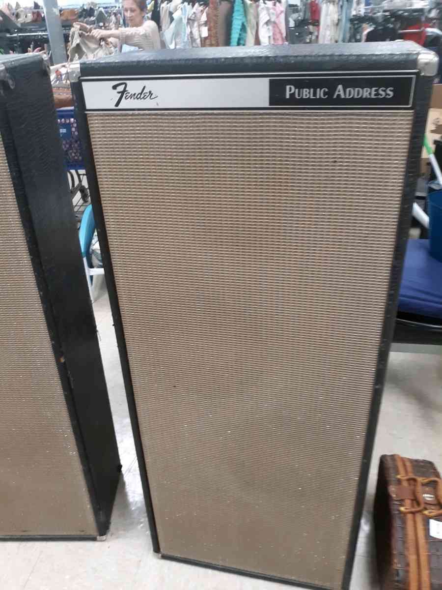 2 talk fender amps 4 x 10  32 oma 1200 wath 2 of there
