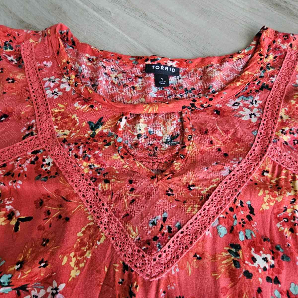 Torrid Size 1 Boho Orange Red Floral Top with Bell Sleeves