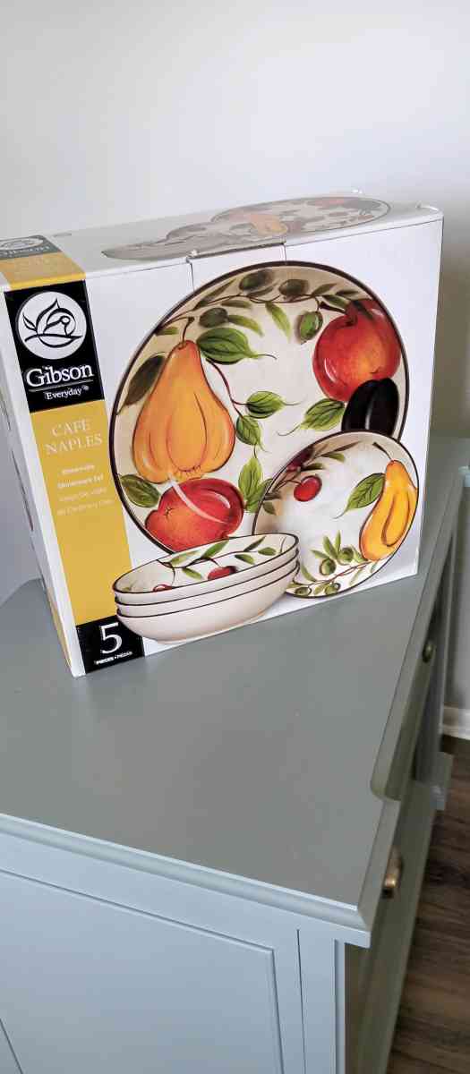 Gibson dinnerware set of 5 pieces brand new