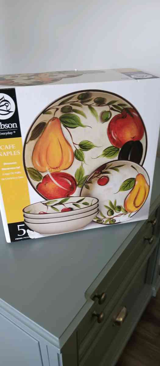 Gibson dinnerware set of 5 pieces brand new