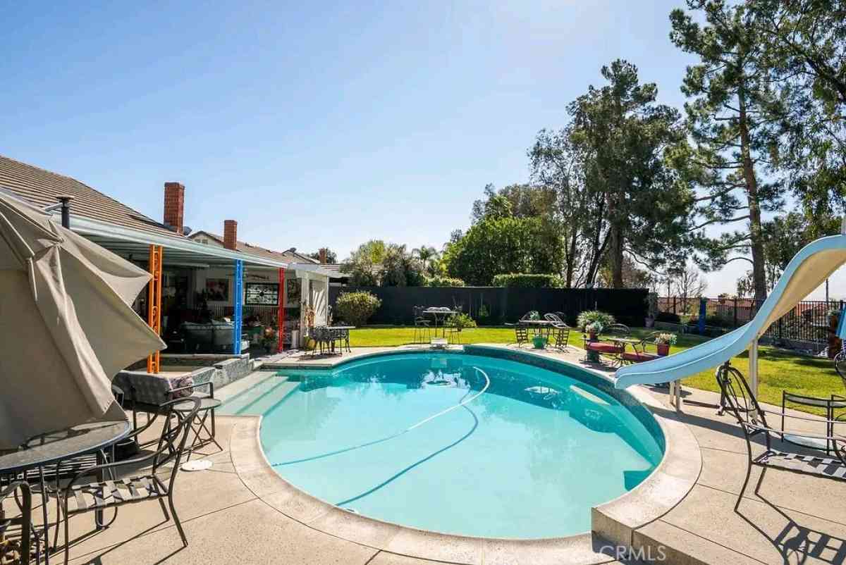 Tall patio chair and table