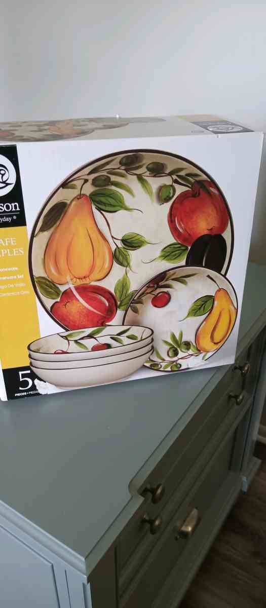 Gibson dinnerware set of 5 pieces brand new