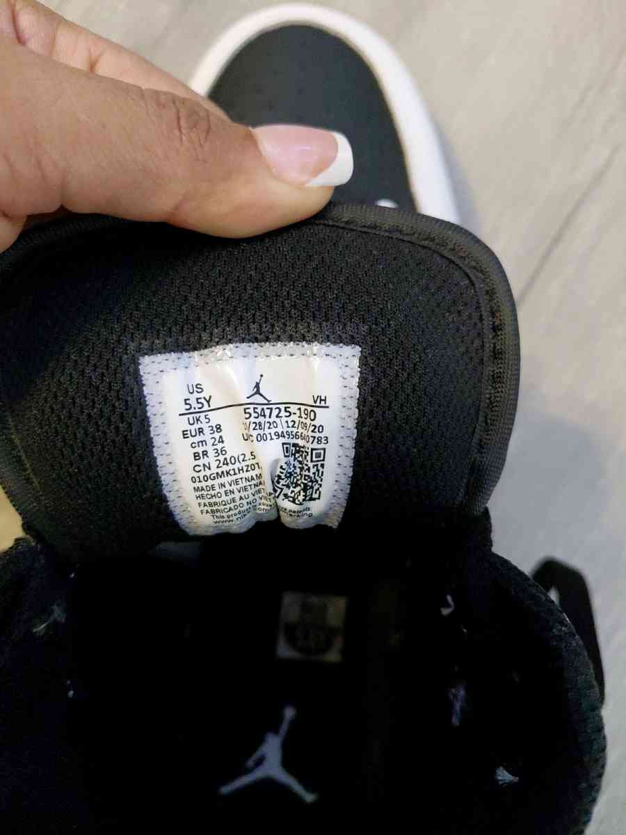 Air Jordan 1 Mid GS Black White and Gold size 5