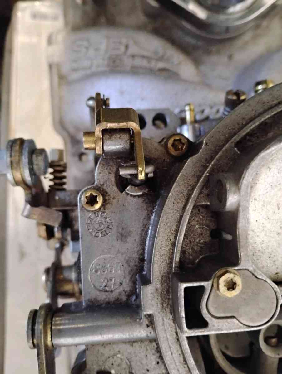 Edelbrock 1405 carburetor mounted on an Edelbrock Performer