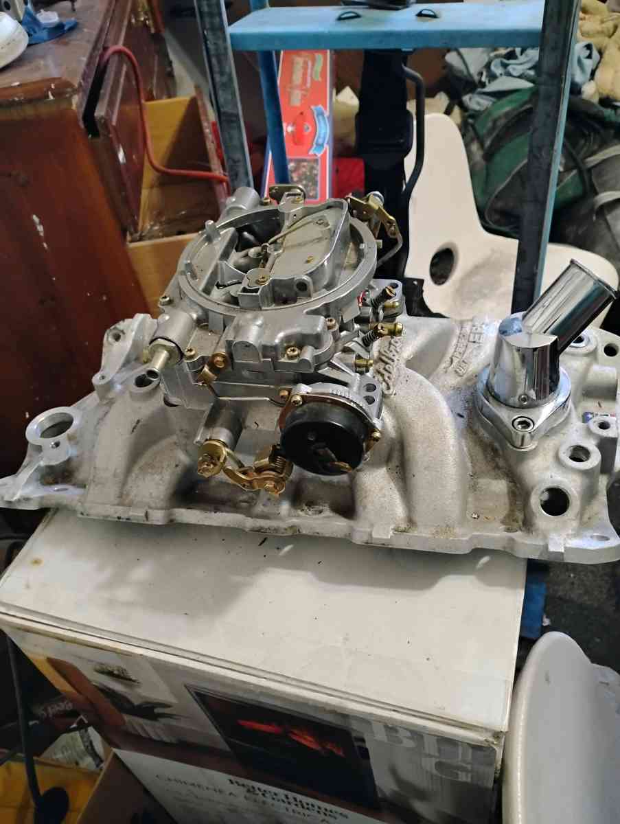 Edelbrock 1405 carburetor mounted on an Edelbrock Performer